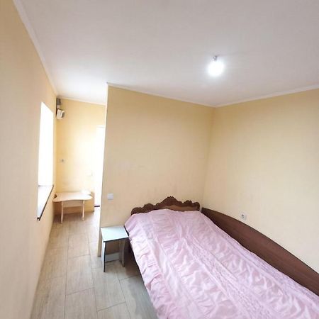 Дом С Удобствами, Возле 3 Городской Больницы Tjerkasy Exteriör bild